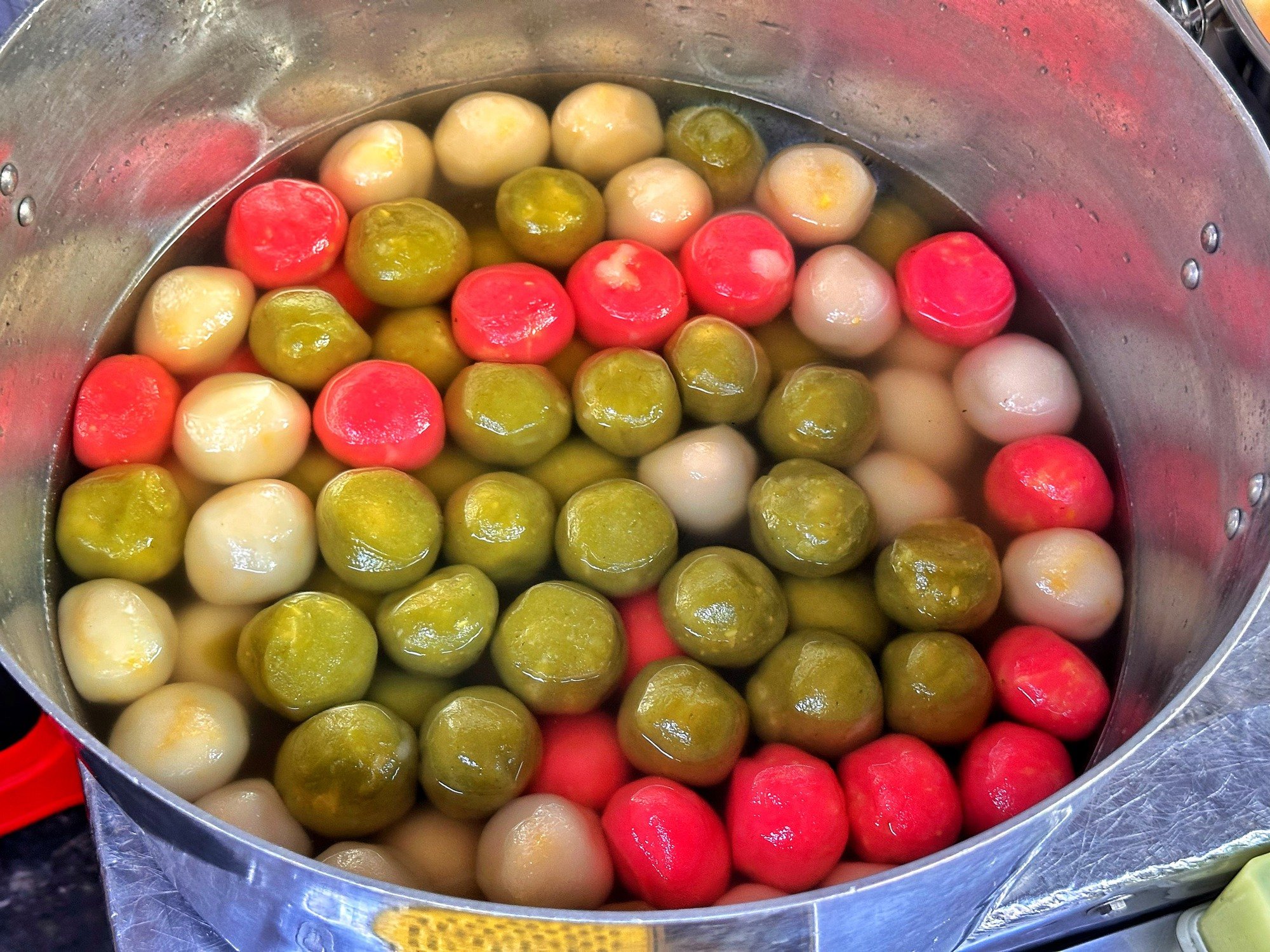 Vì sao sáng nay ùn ùn người chen nhau mua chè trôi nước ở khu Chợ Lớn?- Ảnh 4.