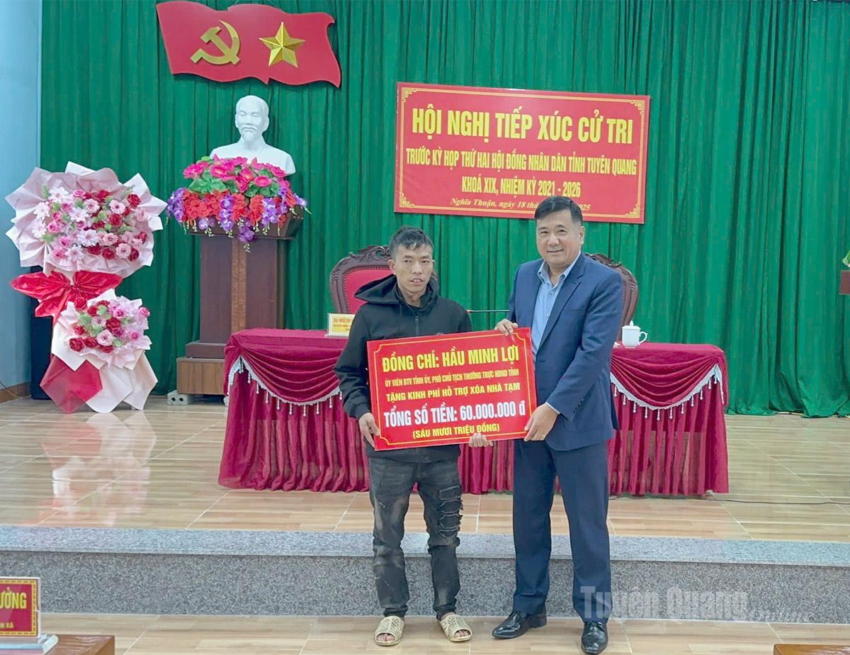 អនុប្រធានអចិន្ត្រៃយ៍ក្រុមប្រឹក្សាប្រជាជនខេត្ត លោក Hau Minh Loi បានប្រគល់ថវិកាជួយគ្រួសារក្រីក្រនៅឃុំ Nghia Thuan ដើម្បីសាងសង់ផ្ទះ។