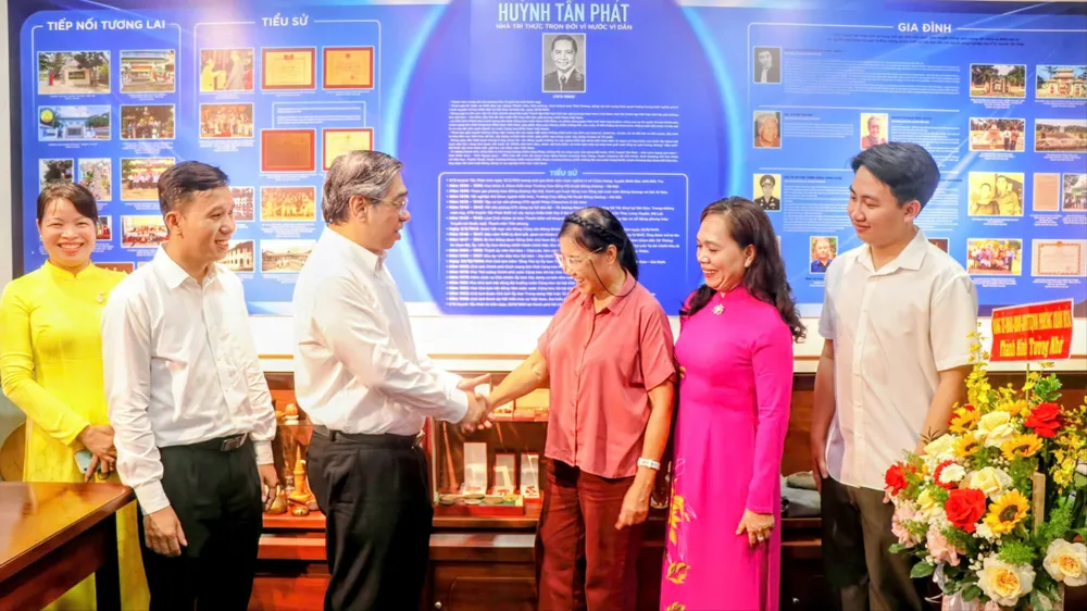 Ledare från Ho Chi Minh-staden besöker familjen till arkitekten Huynh Tan Phat och doktor Phung Van Cung