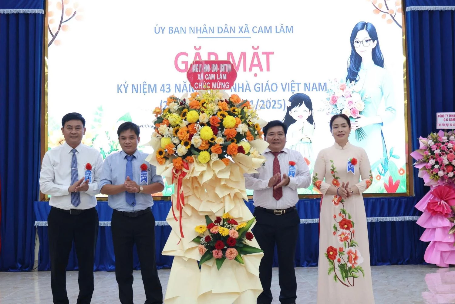 Kommunledningen i Cam Lam överlämnade blommor för att gratulera den lokala utbildningssektorn.