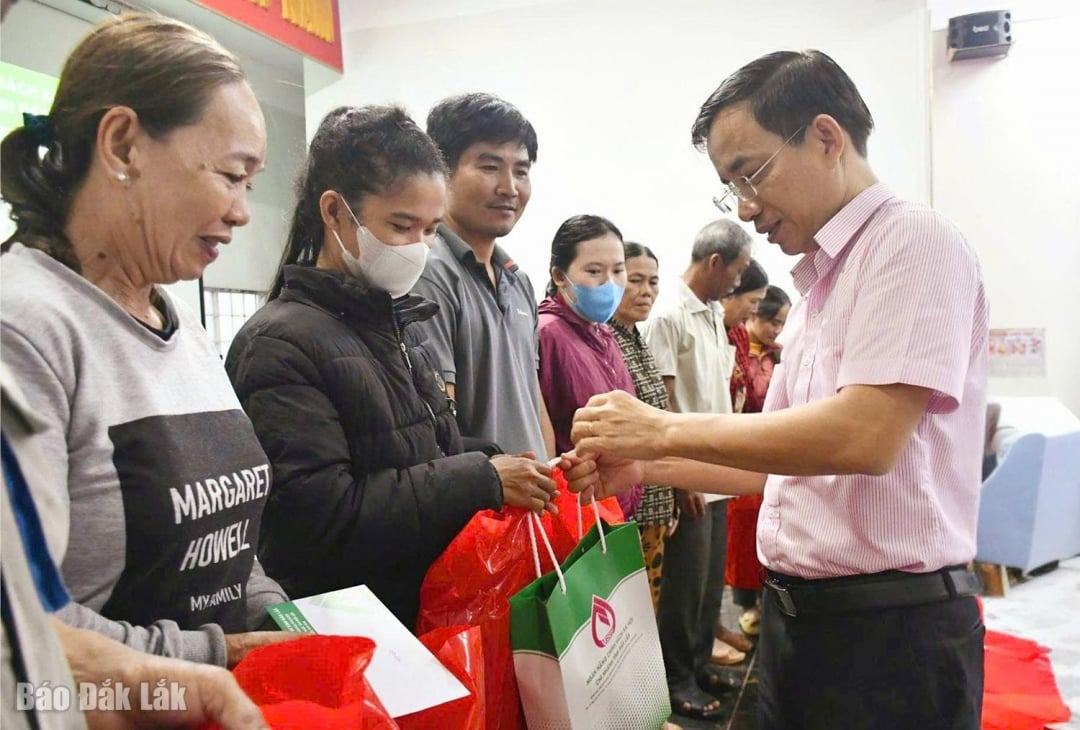 Ông Đào Thái Hòa, Giám đốc Chi nhánh NHCSXH tỉnh trao quà cho các hộ dân bị thiệt hại do bão số 13 tại xã Xuân Cảnh.