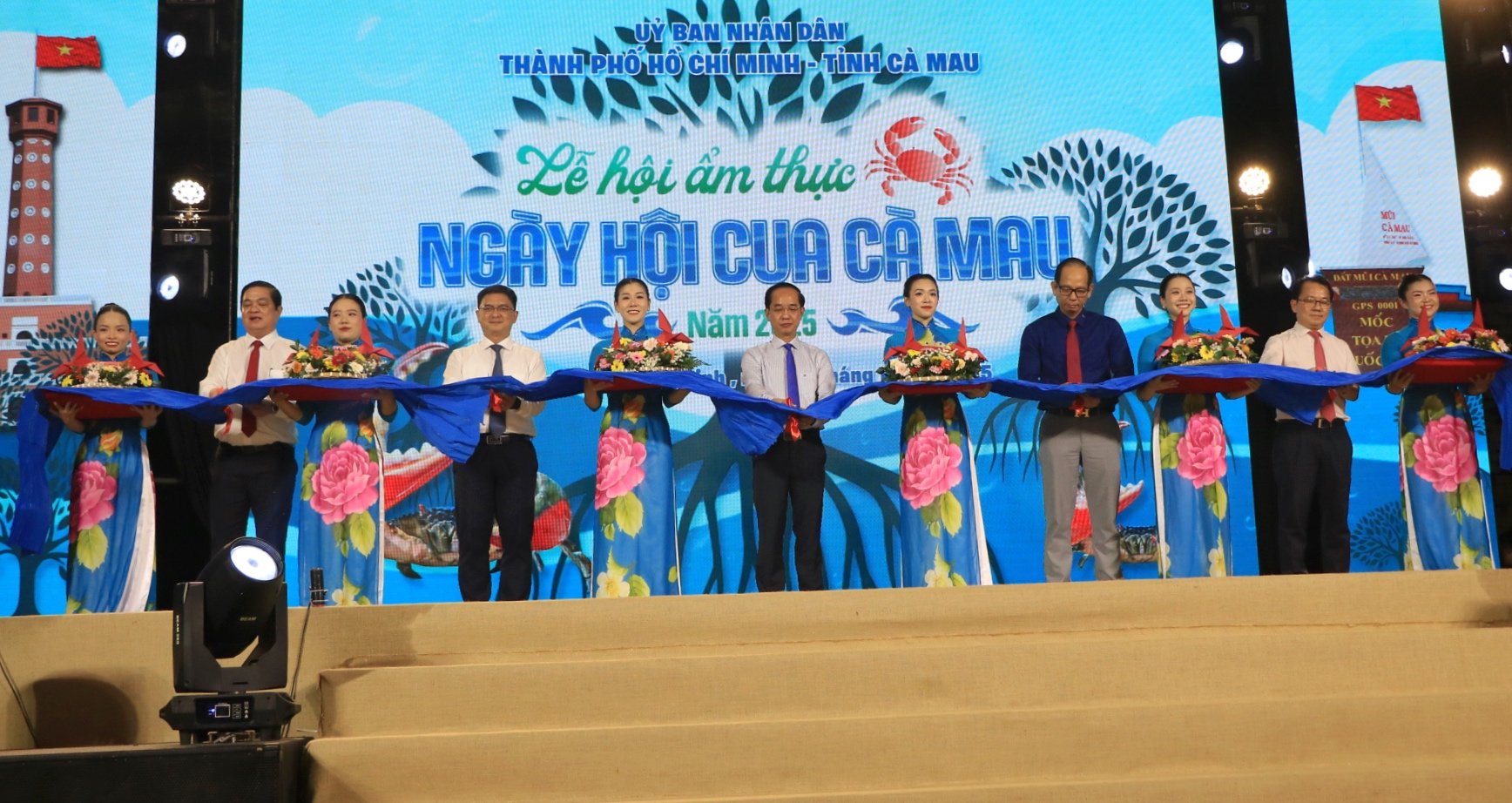 Khai mạc lễ hội ẩm thực cua Cà Mau ở TP.HCM: Ùn ùn thực khách tìm đến- Ảnh 1.