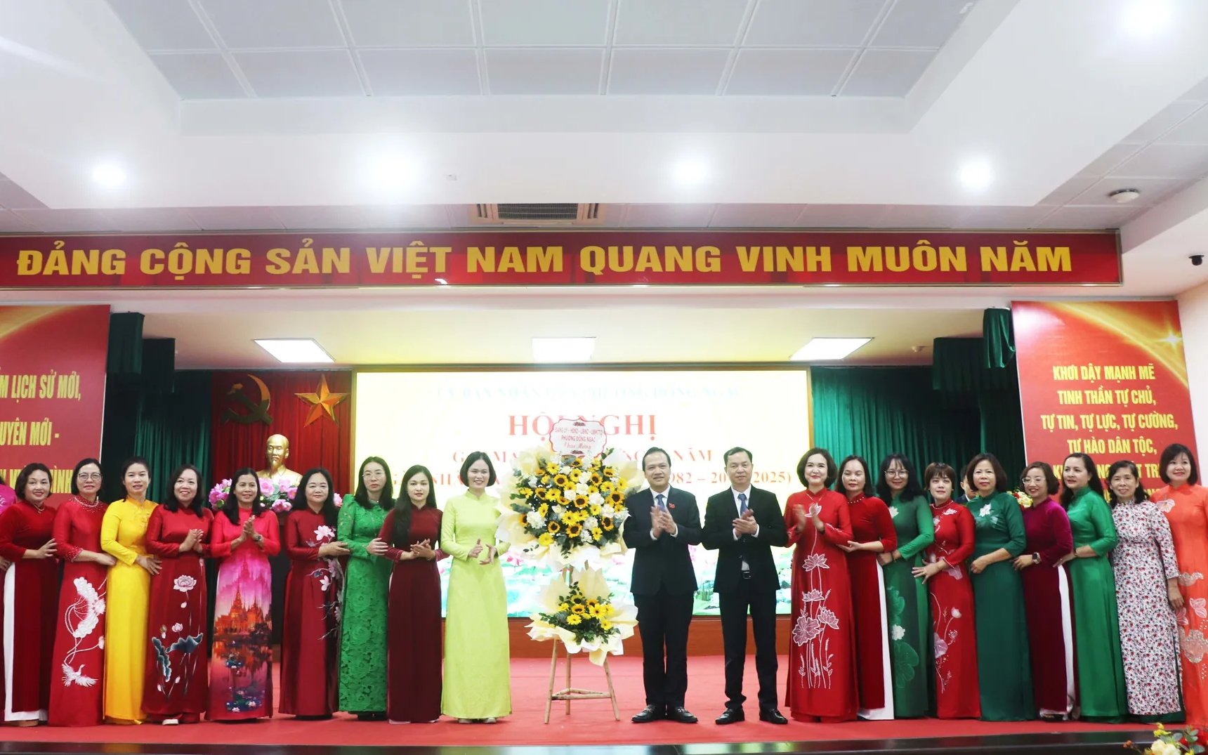 Lãnh đạo phường Đông Ngạc tặng hoa chúc mừng ngành GD&ĐT phường