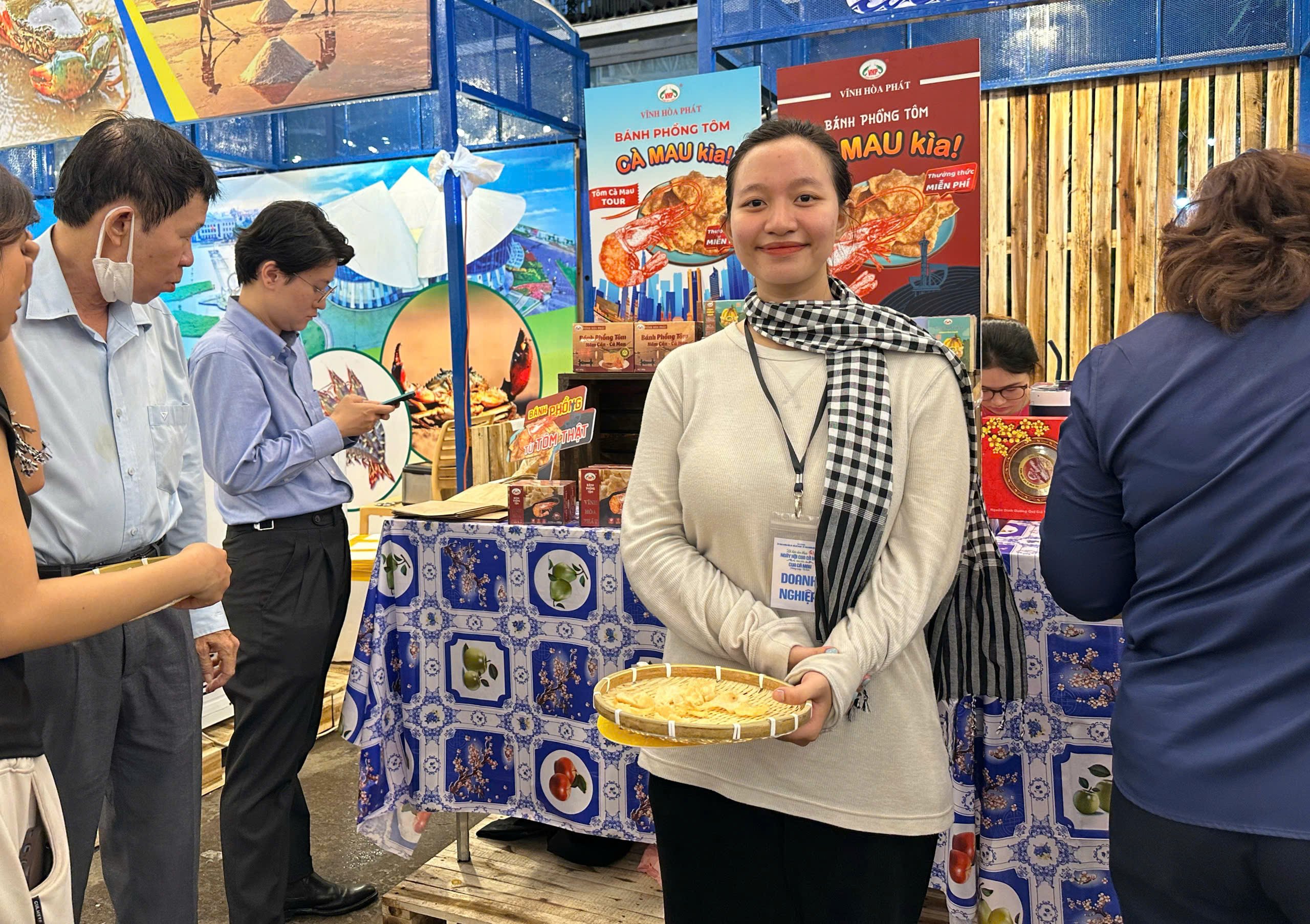 Khai mạc lễ hội ẩm thực cua Cà Mau ở TP.HCM: Ùn ùn thực khách tìm đến- Ảnh 5.