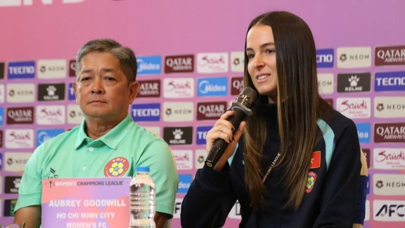 Huấn luyện viên Nguyễn Hồng Phẩm và ngoại binh Goodwill của câu lạc bộ nữ Thành phố Hồ Chí Minh chia sẻ tại buổi họp báo. (Ảnh: VFF)