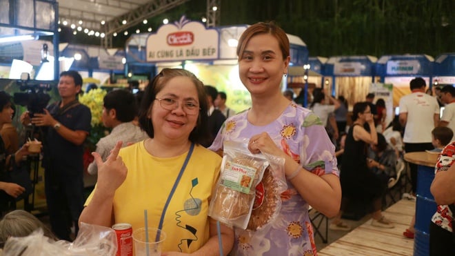 Khai mạc lễ hội ẩm thực cua Cà Mau ở TP.HCM: Ùn ùn thực khách tìm đến- Ảnh 8.