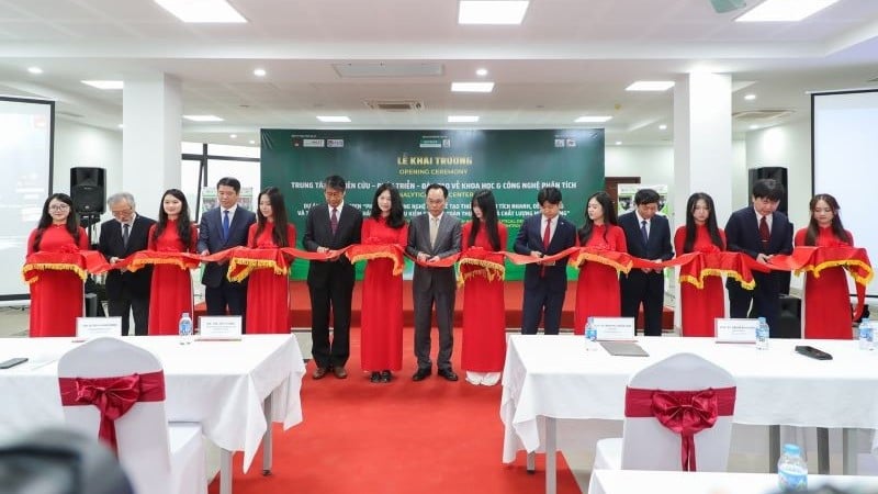 Ambasadorul Extraordinar și Plenipotențiar al Japoniei în Vietnam, Ito Naoki, directorul Universității Naționale din Hanoi, Hoang Minh Son, și delegați din Japonia și Vietnam au tăiat panglica inaugurării Centrului pentru Cercetare-Dezvoltare-Formare în Științe și Tehnologie Analitică din Hoa Lac.