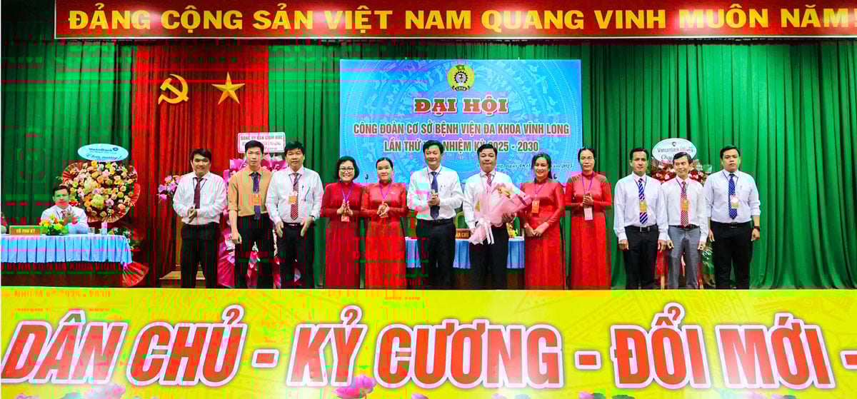 ຜູ້ອຳນວຍການ​ໂຮງໝໍ​ທົ່ວ​ໄປ Vinh Long - Nguyen Thanh Truyen ອວຍພອນ​ຄະນະ​ບໍລິຫານ​ງານ​ສະຫະພັນ​ການ​ຄ້າ​ໂຮງໝໍ​ທົ່ວ​ໄປ Vinh Long ​ໄລຍະ 2025 – 2030.