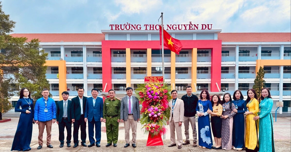 Lãnh đạo phường Xuân Hương - Đà Lạt thăm, chúc mừng các trường học nhân Ngày Nhà giáo Việt Nam 20/11