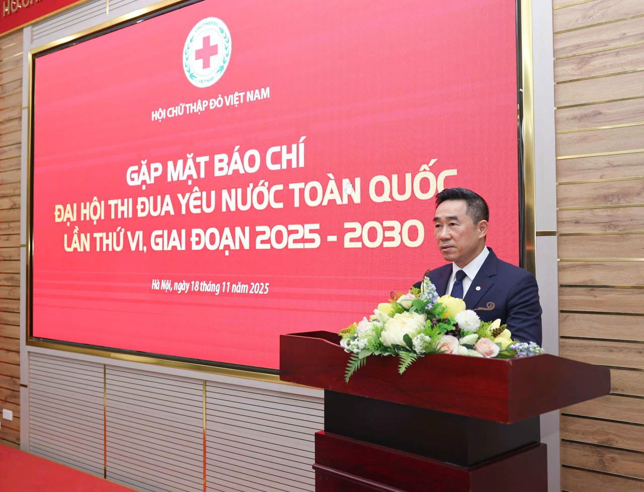 Phó Chủ tịch kiêm Tổng Thư ký Hội Chữ thập đỏ Việt Nam Nguyễn Hải Anh thông tin tại buổi gặp gỡ báo chí. (Ảnh trong bài:&nbsp;Trung ương Hội Chữ thập đỏ Việt Nam)