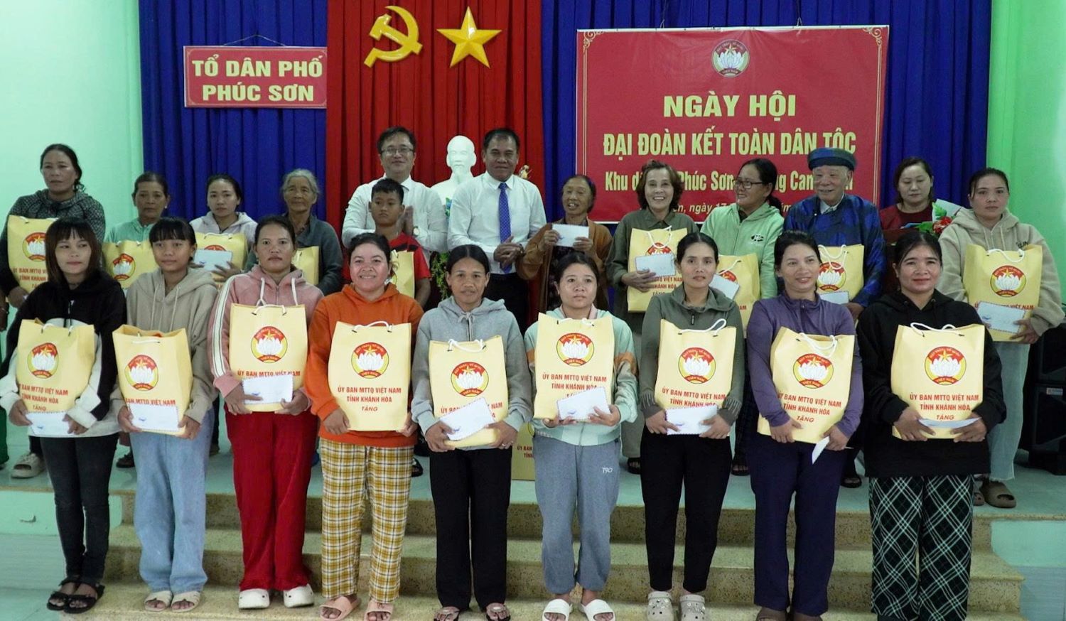 Los hogares pobres reciben regalos del Comité del Frente de la Patria de Vietnam de la provincia.