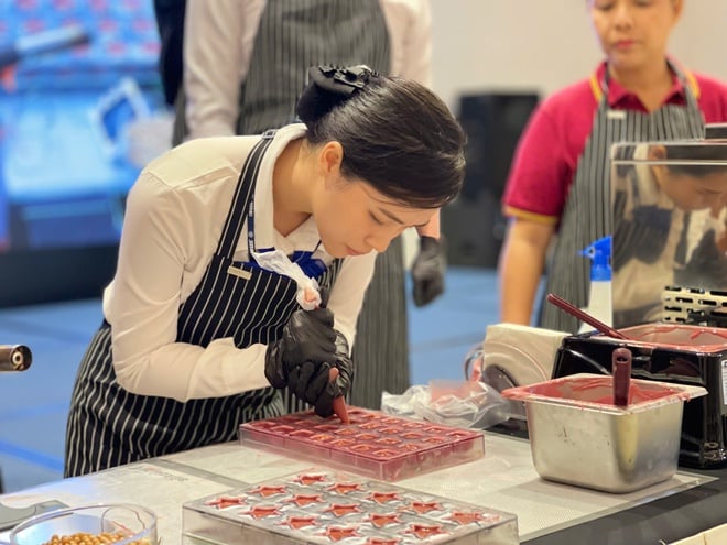Sinh viên ứng dụng AI trong ẩm thực, trải nghiệm nghệ thuật Chocolate và Mixology  - Ảnh 4.