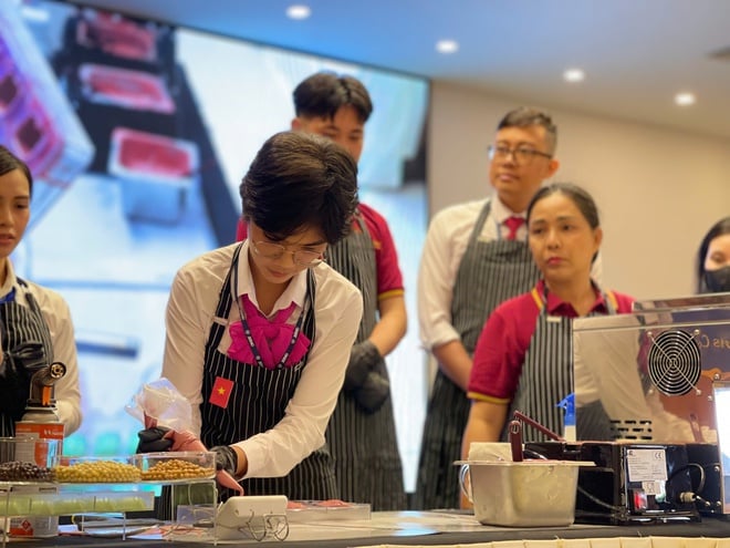 Sinh viên ứng dụng AI trong ẩm thực, trải nghiệm nghệ thuật Chocolate và Mixology  - Ảnh 5.