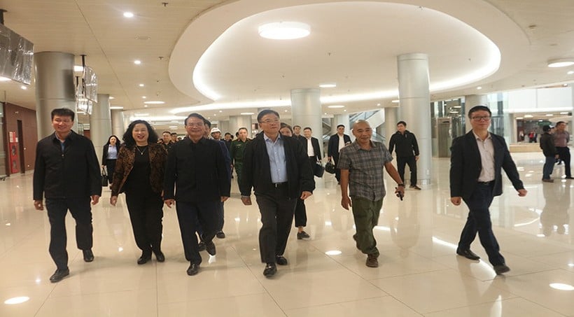 Phó Thủ tướng Lê Thành Long cùng đoàn công tác kiểm tra thực tế thi công các hạng mục xây lắp tại Dự án cơ sở 2 Bệnh viện Việt Đức tại tỉnh Ninh Bình.