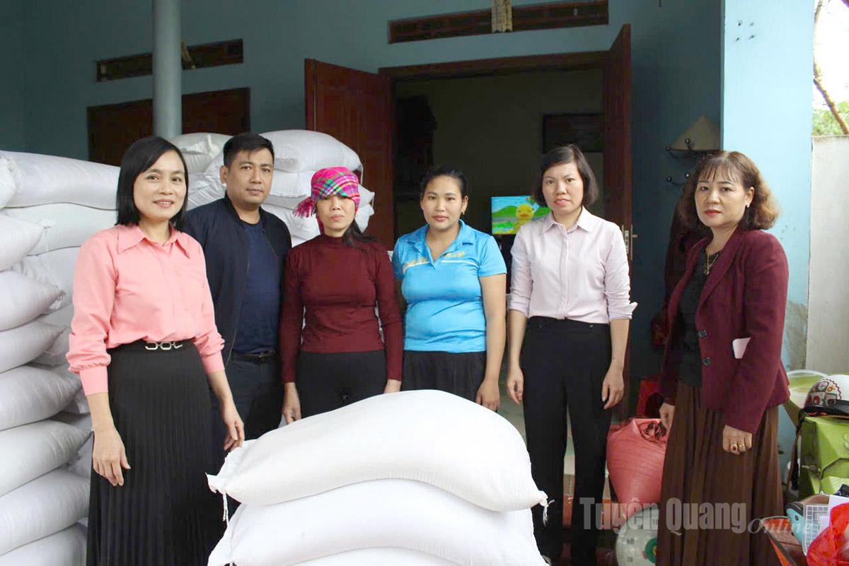 ថ្នាក់​ដឹក​នាំ​មន្ទីរ​សុខាភិបាល​ចុះ​ចែក​អង្ករ​ដល់​ប្រជា​ពលរដ្ឋ​ក្នុង​ឃុំ Vi Xuyen។