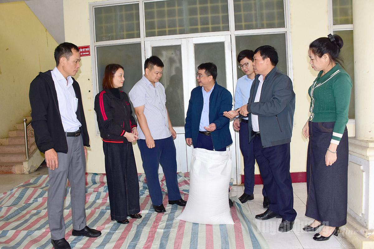 ថ្នាក់​ដឹក​នាំ​មន្ទីរ​សុខាភិបាល និង​នាយកដ្ឋាន​បម្រុង​រដ្ឋ​នៃ​តំបន់​ទី​៤ បាន​ពិនិត្យ​អង្ករ​មុន​នឹង​ចែក​ជូន​ប្រជាពលរដ្ឋ។