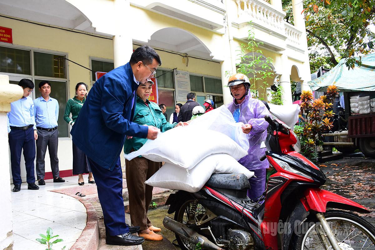 ប្រជាពលរដ្ឋឃុំណាហាំង ទទួលបានអង្ករសង្គ្រោះ។