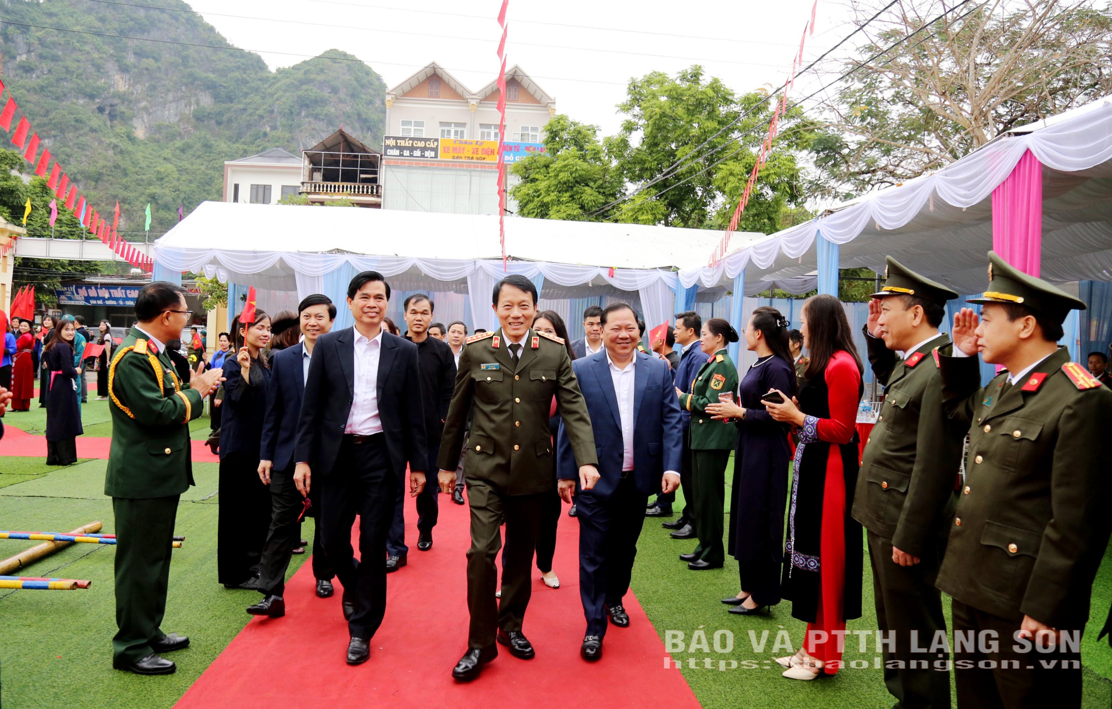 នាយឧត្តមសេនីយ៍ Luong Tam Quang សមាជិកការិយាល័យនយោបាយ រដ្ឋមន្ត្រីក្រសួងសន្តិសុខសាធារណៈ និងថ្នាក់ដឹកនាំខេត្ត Lang Son បានចូលរួមពិធីបុណ្យឯកភាពជាតិដ៏អស្ចារ្យរបស់ឃុំ Van Nham ខេត្ត Lang Son។