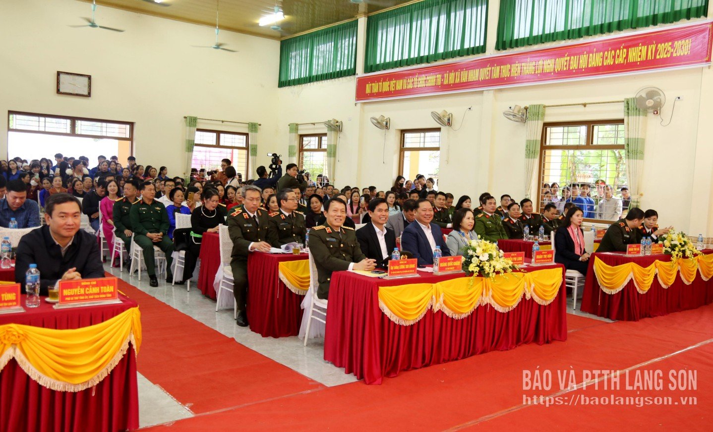 គណៈប្រតិភូចូលរួមពិធីបុណ្យបង្រួបបង្រួមជាតិដ៏អស្ចារ្យរបស់ឃុំ Van Nham ខេត្ត Lang Son