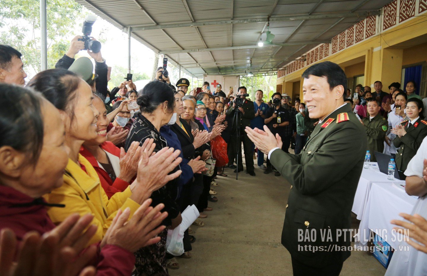 ប្រជាជនឃុំ Van Nham ស្វាគមន៍ ឧត្តមសេនីយ៍ Luong Tam Quang