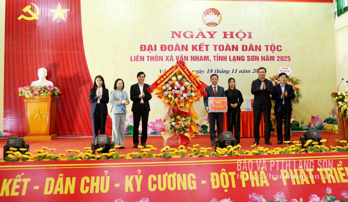 ថ្នាក់ដឹកនាំខេត្ត Lang Son ជូនកម្រងផ្កា និងអំណោយជូនតំណាងប្រជាជនអន្តរភូមិ ឃុំ Van Nham។