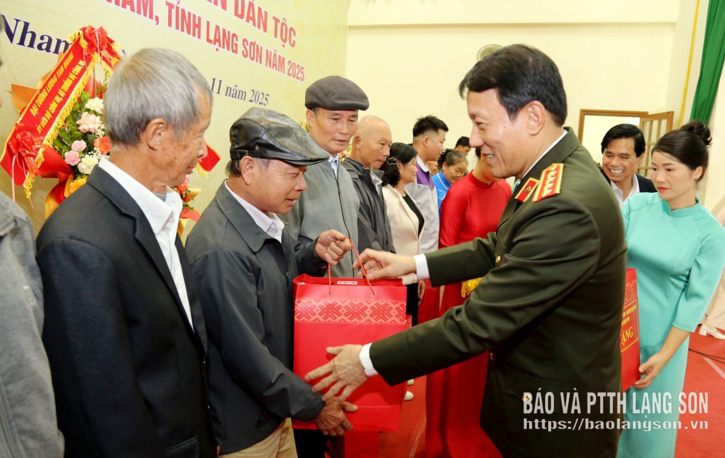 នាយឧត្តមសេនីយ៍ Luong Tam Quang សមាជិកការិយាល័យនយោបាយ និងជារដ្ឋមន្ត្រីក្រសួងសន្តិសុខសាធារណៈ ជូនអំណោយដល់គ្រួសារឆ្នើមនៅឃុំ Van Nham។