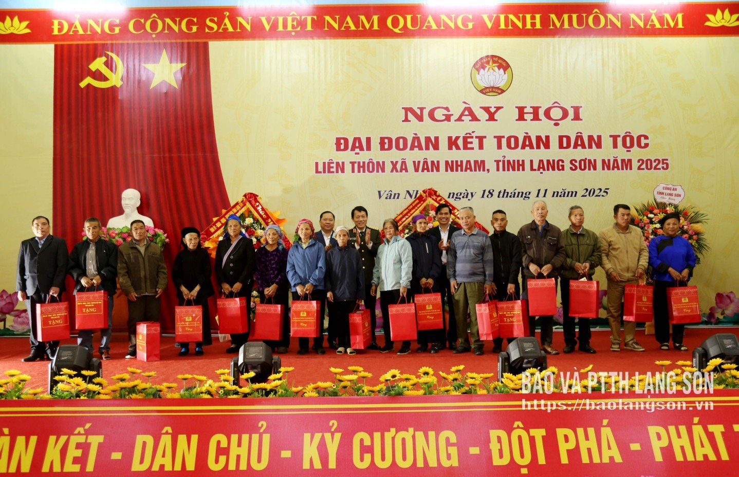 នាយឧត្តមសេនីយ៍ Luong Tam Quang សមាជិកការិយាល័យនយោបាយ រដ្ឋមន្ត្រីក្រសួងសន្តិសុខសាធារណៈ រួមជាមួយសមមិត្ត Nguyen Phi Long អនុលេខាគណៈកម្មាធិការមជ្ឈិមរណសិរ្សមាតុភូមិវៀតណាម និងសមមិត្ត Hoang Quoc Khanh លេខាគណៈកម្មាធិការបក្សខេត្ត Lang Son បានជូនអំណោយដល់គ្រួសារឆ្នើមរបស់ឃុំ Van Nham។