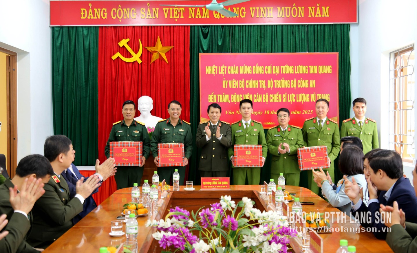 នាយឧត្តមសេនីយ៍ Luong Tam Quang ជូនអំណោយដល់កងកម្លាំងប្រដាប់អាវុធនៅឃុំ Van Nham និង Yen Binh