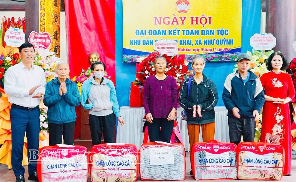 ចែកអំណោយដល់គ្រួសារក្រីក្រ គ្រួសារជិតទីទ័លក្រ និងគ្រួសារជួបការលំបាកក្នុងពិធីបុណ្យបង្រួបបង្រួមជាតិដ៏អស្ចារ្យនៅតំបន់លំនៅដ្ឋាន Minh Khai ឃុំ Nhu Quynh។