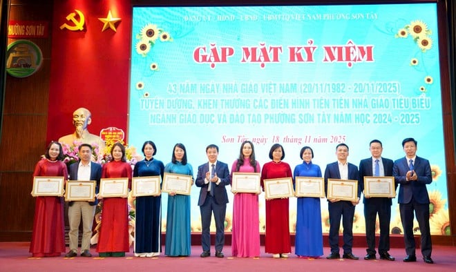 Son Tay laudă și recompensează 19 colective și persoane din sectorul educației - Foto 3. Sơn Tây tuyên dương, khen thưởng 19 tập thể, cá nhân của ngành Giáo dục- Ảnh 3.