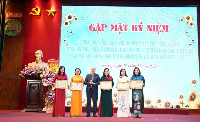 Son Tay laudă și recompensează 19 colective și persoane din sectorul educației - Fotografia 5. Sơn Tây tuyên dương, khen thưởng 19 tập thể, cá nhân của ngành Giáo dục- Ảnh 5.