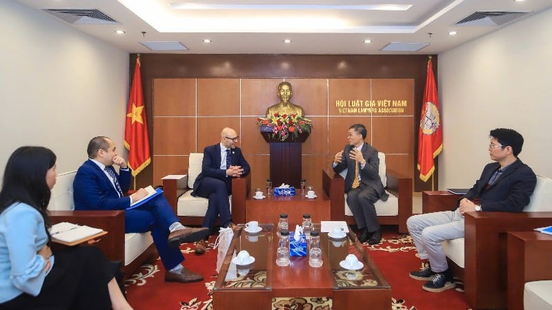 Hội Luật gia Việt Nam làm việc với Tổng Thư ký Tòa Trọng tài thường trực. (Ảnh: Hội Luật gia Việt Nam)