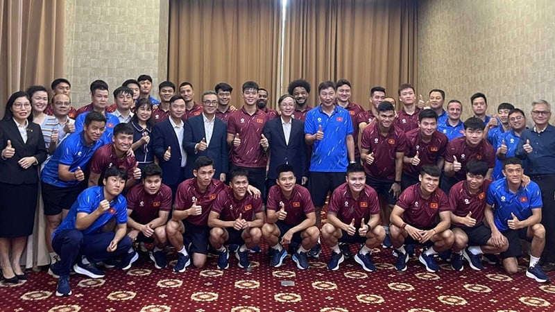 Đại diện Đại sứ quán Việt Nam tại Lào với các cầu thủ và Ban huấn luyện Đội tuyển bóng đá nam quốc gia. (Ảnh: DUY TOÀN)