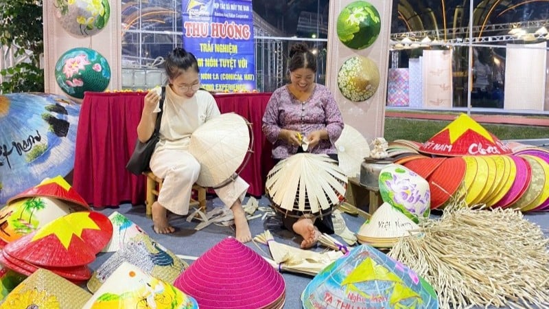 ឃុំ Thanh Oai មាន​ភាព​ល្បីល្បាញ​សម្រាប់​ផលិត​ផល​សិប្បកម្ម​ប្លែកៗ​ជា​ច្រើន​ដូច​ជា​មួក​រាង​សាជី​របស់​ភូមិ Chuong។