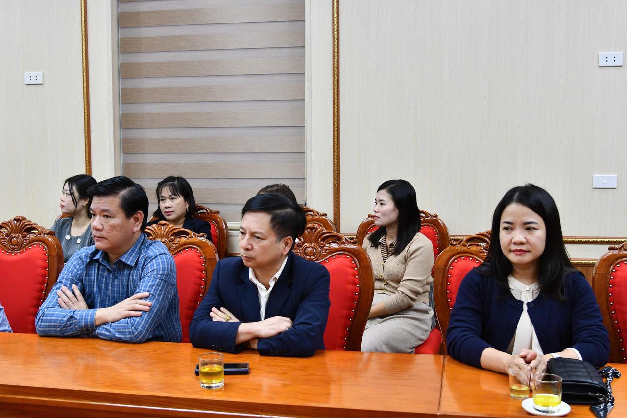 נציגי תחנות בריאות ומוסדות חינוך הודו לעיתון החוק הוייטנאמי על תשומת הלב המוקדמת שלו לעבודה החינוכית המקומית. צילום: נגוק פוק