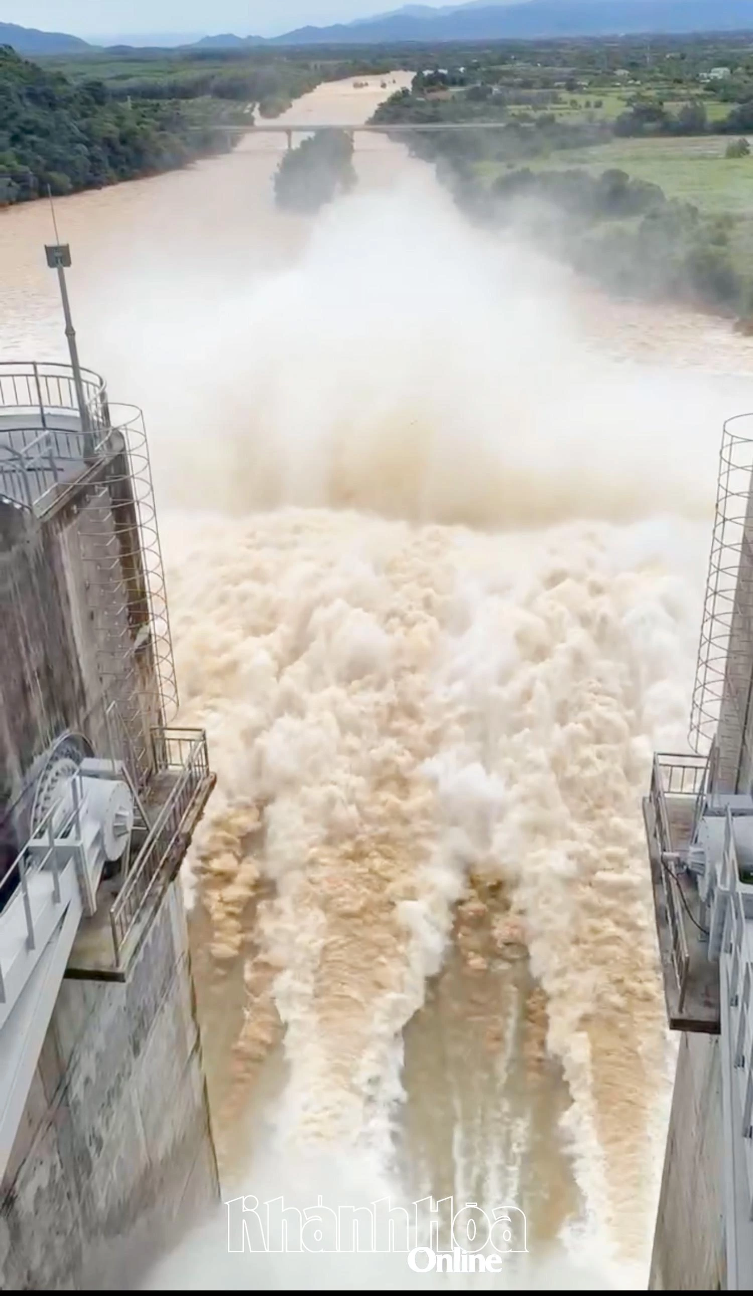 Lũ trên thượng nguồn sông Cái Phan Rang đã vượt báo động 2 và tiếp tục lên (Ảnh: Thanh Xuân).