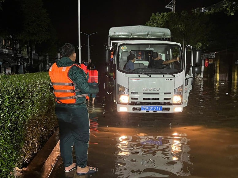 Lũ các sông ở Khánh Hòa lên nhanh, các lực lượng  xuyên đêm ứng cứu người dân- Ảnh 1.