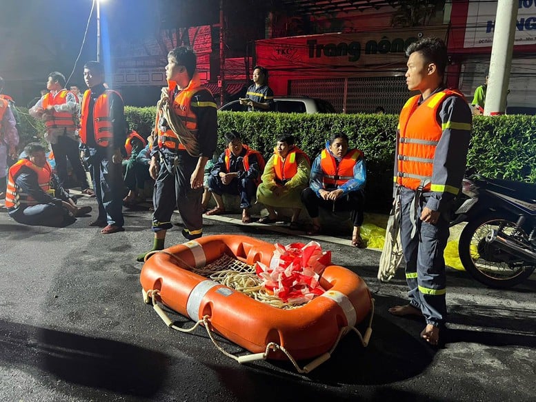 Lũ các sông ở Khánh Hòa lên nhanh, các lực lượng  xuyên đêm ứng cứu người dân- Ảnh 2.