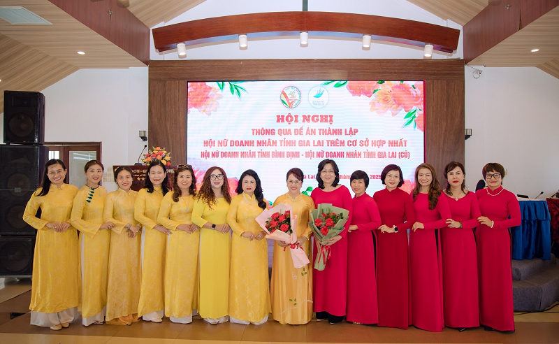 Bà Đồng Thị Ánh - Chủ tịch Hội Nữ doanh nhân tỉnh Bình Định cũ được tín nhiệm bầu giữ chức Chủ tịch lâm thời Hội Nữ doanh nhân tỉnh Gia Lai.