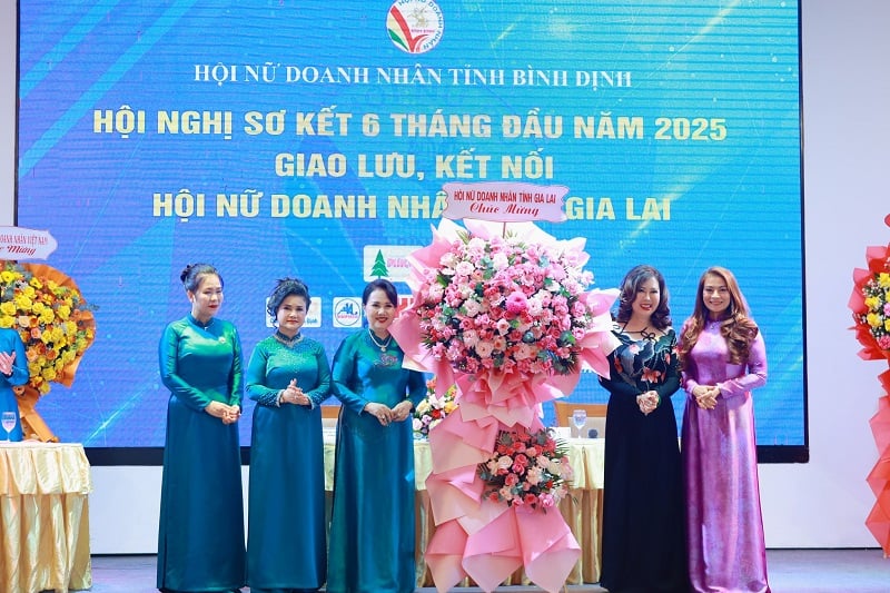 Hội Nữ doanh nhân tỉnh Gia Lai (cũ) giao lưu kết nối với Hội Nữ doanh nhân tỉnh Bình Định (cũ) dịp sơ kết 6 tháng đầu năm 2025.