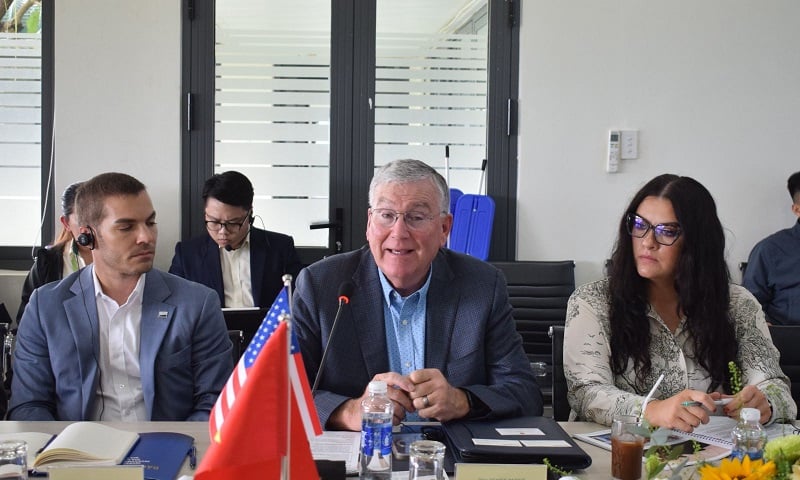 Ông Scott Bedke-Phó Thống đốc bang Idaho người giữa) trao đổi thông tin tại buổi làm việc