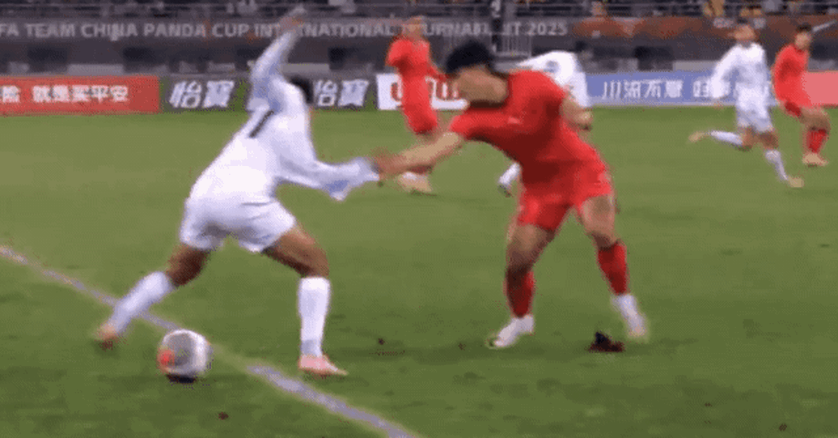 Cầu thủ U22 Trung Quốc bị đuổi vì kéo áo, 'tung chưởng' vào ngực đối thủ và chửi thề