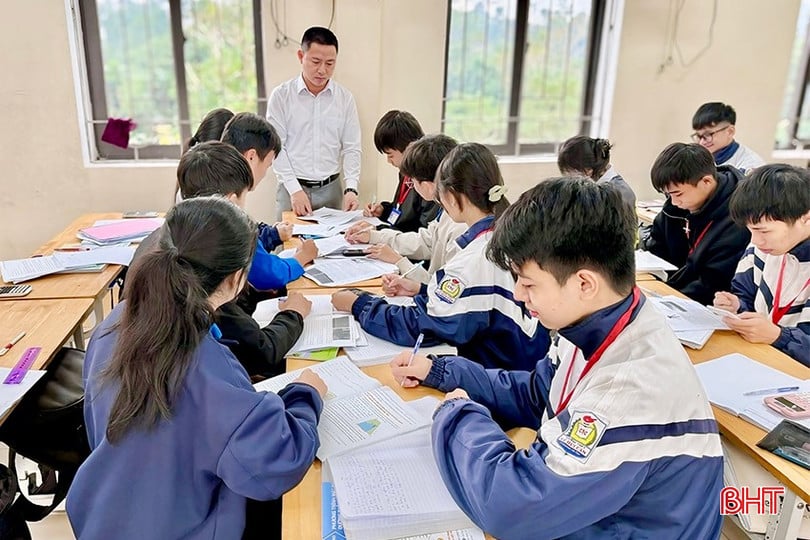 Em sala de aula, Phi Hao costuma discutir as lições com professores e amigos.