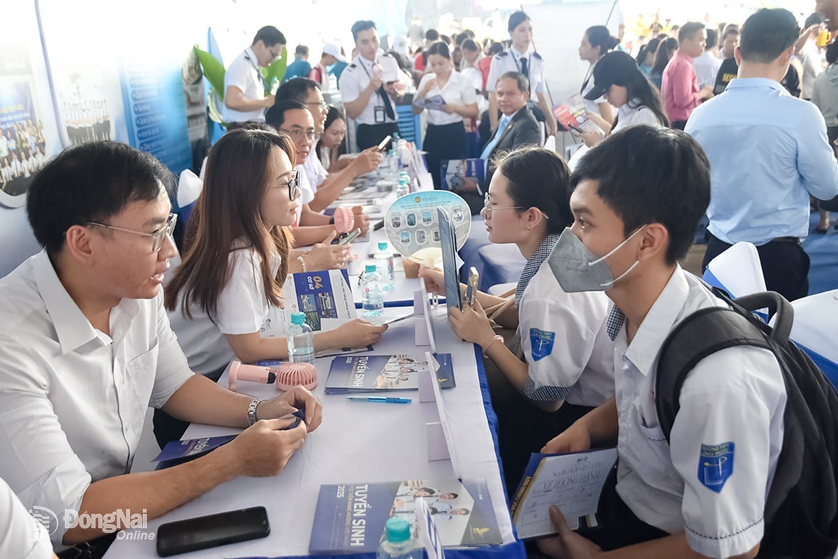 Học sinh, sinh viên, người lao động tìm hiểu cơ hội việc làm ở Sân bay Long Thành tại Ngày hội Việc làm Sân bay Long Thành do ACV phối hợp với tỉnh Đồng Nai tổ chức vào tháng 8-2025. Ảnh: Phạm Tùng
