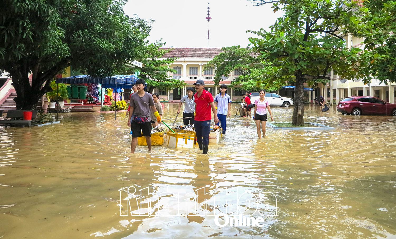 Trường THPT Hà Huy Tập huy động nhiều cán bộ, giáo viên, học sinh tham gia dọn vệ sinh trường lớp.