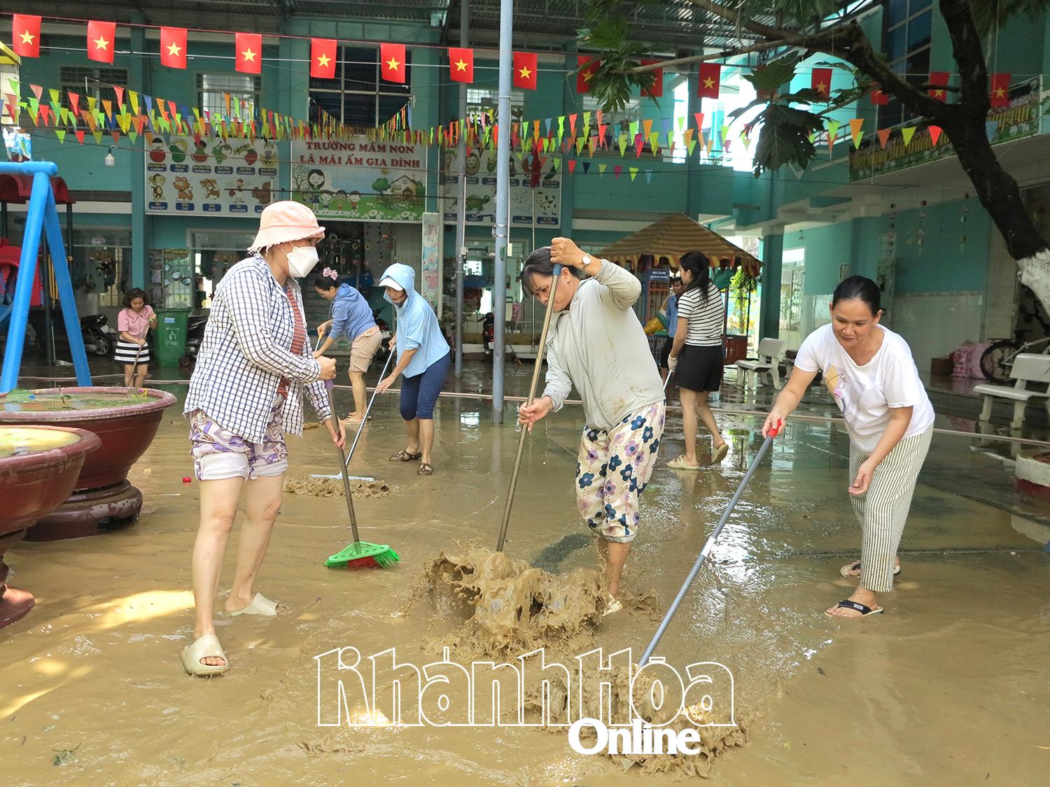 Sau mưa lũ, Trường Mầm non Vĩnh Thạnh bị bùn non bám dính nhiều khu vực trong sân trường và lớp học.