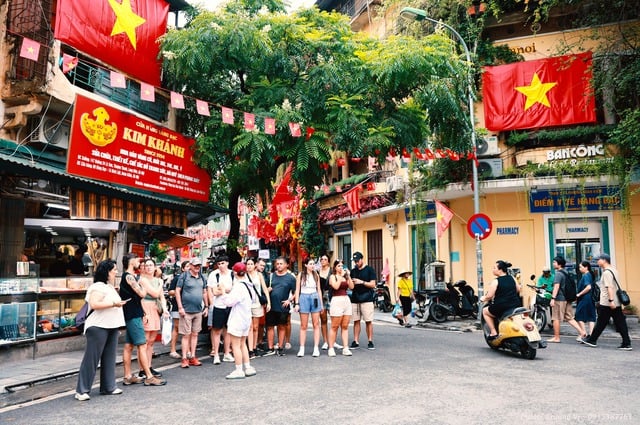 'ถนนหาง' ของฮานอย จิตวิญญาณแห่งงานหัตถกรรมท่ามกลางชีวิตสมัยใหม่ - ภาพที่ 1 'Phố Hàng' Hà Nội - linh hồn thủ công giữa nhịp sống hiện đại- Ảnh 1.