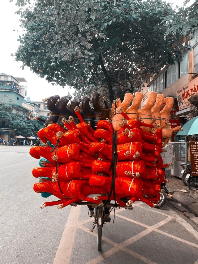 'ถนนหาง' ของฮานอย จิตวิญญาณแห่งงานหัตถกรรมท่ามกลางชีวิตสมัยใหม่ - ภาพที่ 2 'Phố Hàng' Hà Nội - linh hồn thủ công giữa nhịp sống hiện đại- Ảnh 2.