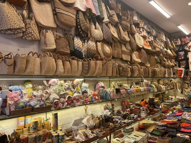 ‘ถนนหาง’ ของฮานอย – จิตวิญญาณแห่งงานหัตถกรรมท่ามกลางชีวิตสมัยใหม่ – ภาพที่ 3 'Phố Hàng' Hà Nội - linh hồn thủ công giữa nhịp sống hiện đại- Ảnh 3.