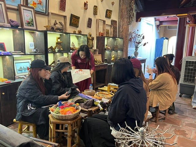 ‘ถนนหาง’ ของฮานอย – จิตวิญญาณแห่งงานหัตถกรรมท่ามกลางชีวิตสมัยใหม่ – ภาพที่ 4 'Phố Hàng' Hà Nội - linh hồn thủ công giữa nhịp sống hiện đại- Ảnh 4.